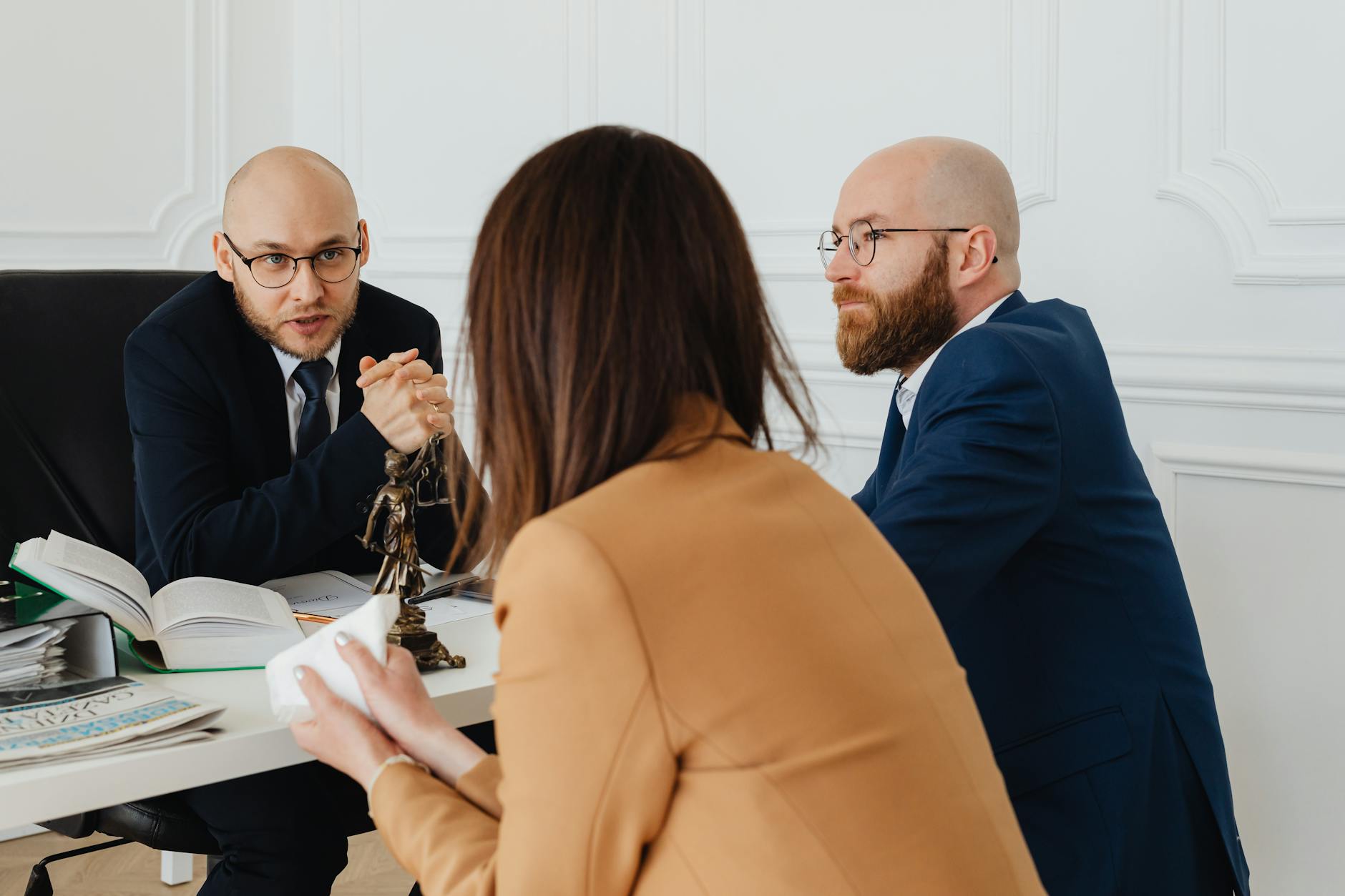 L'équipe d'avocats de Titan Lawyers en réunion dans les locaux du cabinet.